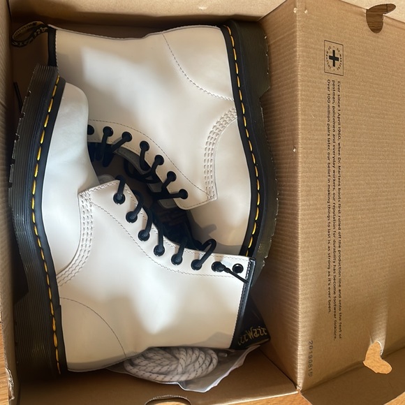 Dr. Martens AirWair w bouncing soles Size 7 WHITE - Picture 12 of 16